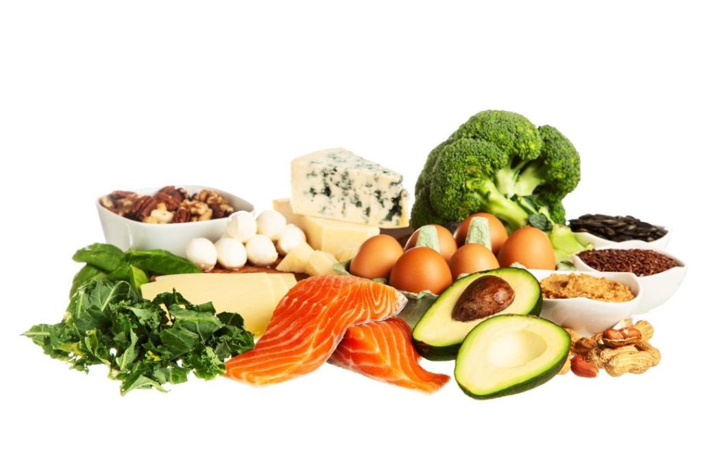 Auswahl an guten Fetten in Nahrungsmitteln auf einem Tisch