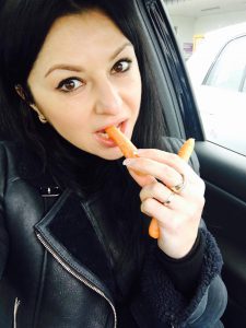 Fitness Model Oxana isst Karotte, Studio21, Ernährungsberatung, sparen