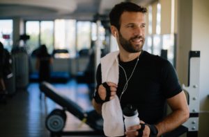 Mann im Gym hat erhöhten Vitamin C Bedarf