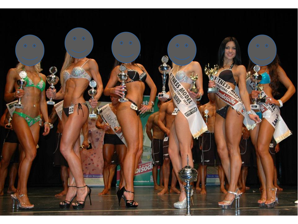 Fitness Model Oxana aus Nürnberg vom Studio21 bei der Siegerehrung der deutschen Meisterschaft neben anderen Athletinnen