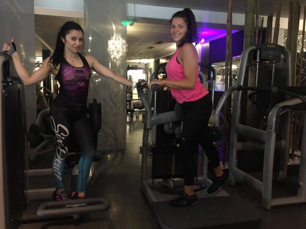 Fitnessstudio mit Betreuung dargestellt im Studio21 durch Oxana Hegel und Kundin