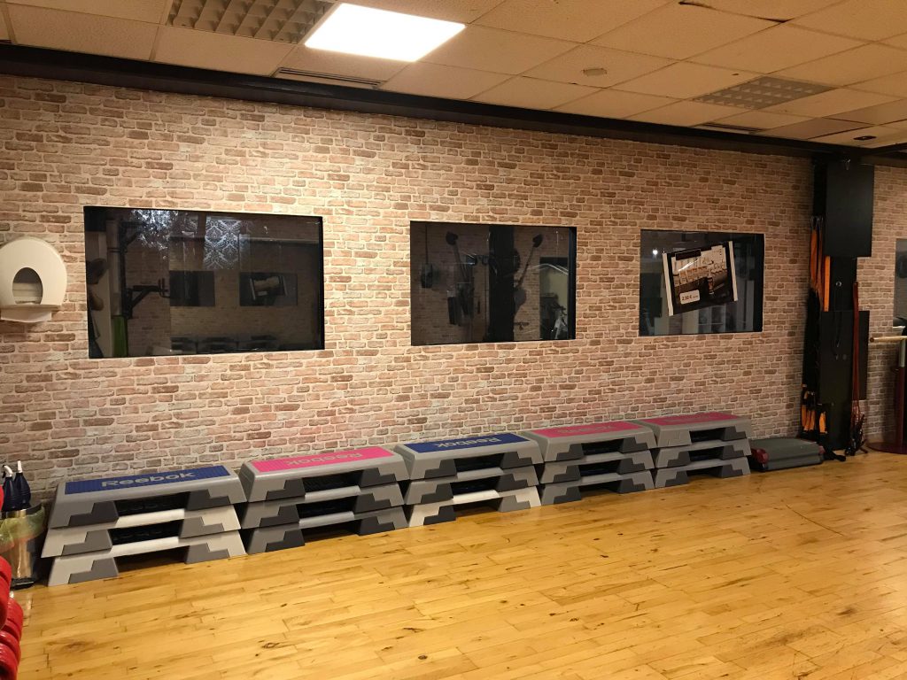 Wand mit Stepper im Studio21 Kursraum der zu mieten ist in Nürnberg Zentrum