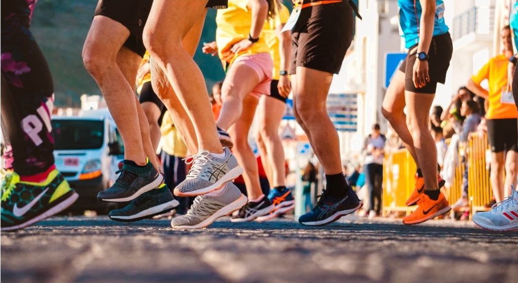 viele Marathonläufer Füße und Beine