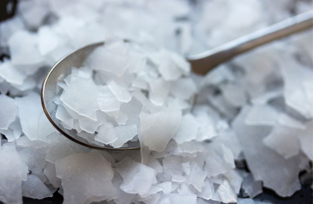 Ein Löffel mit puren Magnesium Plättchen