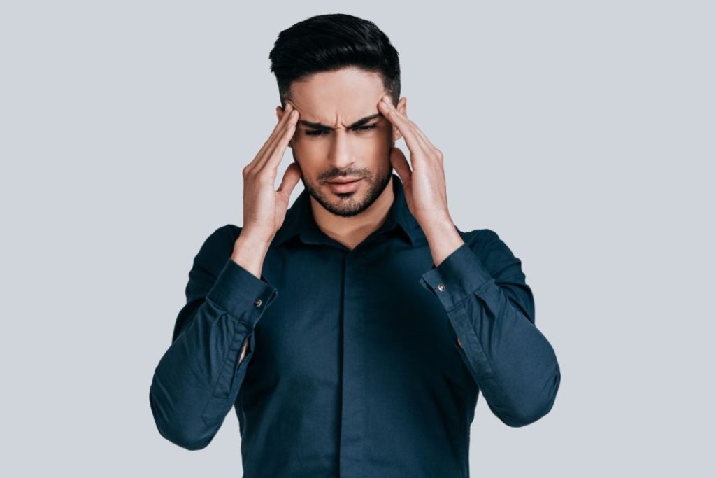 Mann im Hemd symbolisiert Kopfschmerzen