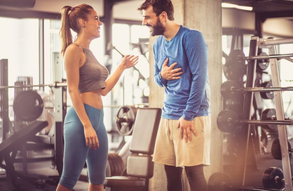 junges Paar beim Sport im Fitnessstudio