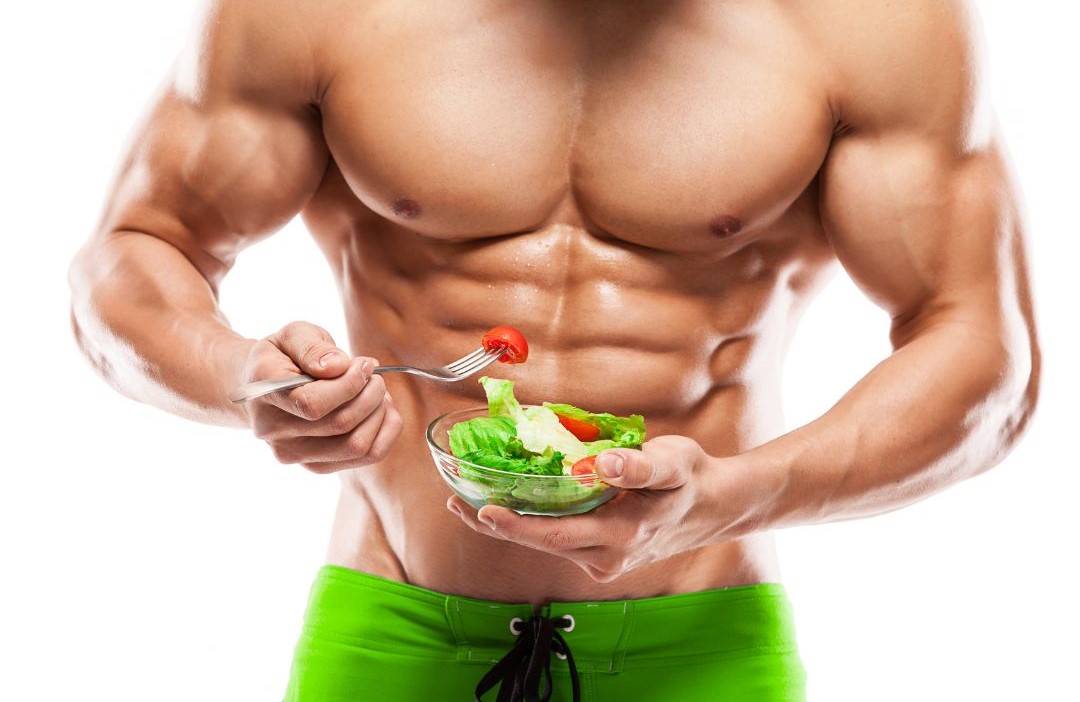 Muselmann isst Salat symbolisch für die Frage, wie viel Eiweiß man braucht