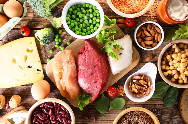 verschiedene Eiweißquellen symbolisch für die Frage wie viel Eiweiß braucht man