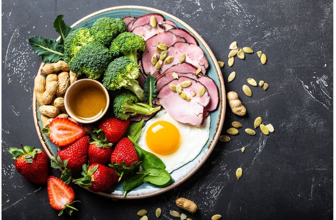 Teller mit Low Carb Lebensmitteln