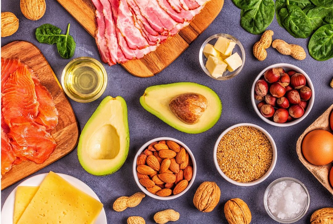 Tisch mit verschiedenen Low Carb Lebensmitteln