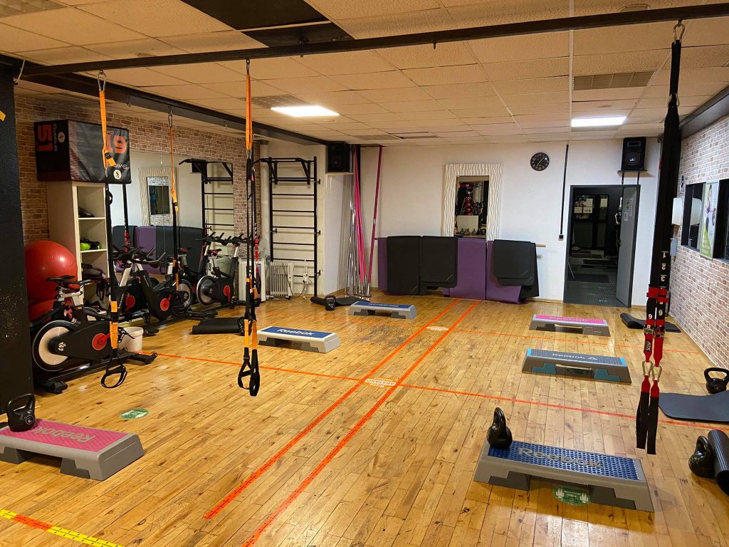 Neuling im Fitnessstudio, Kursraum mit Slingtrainer