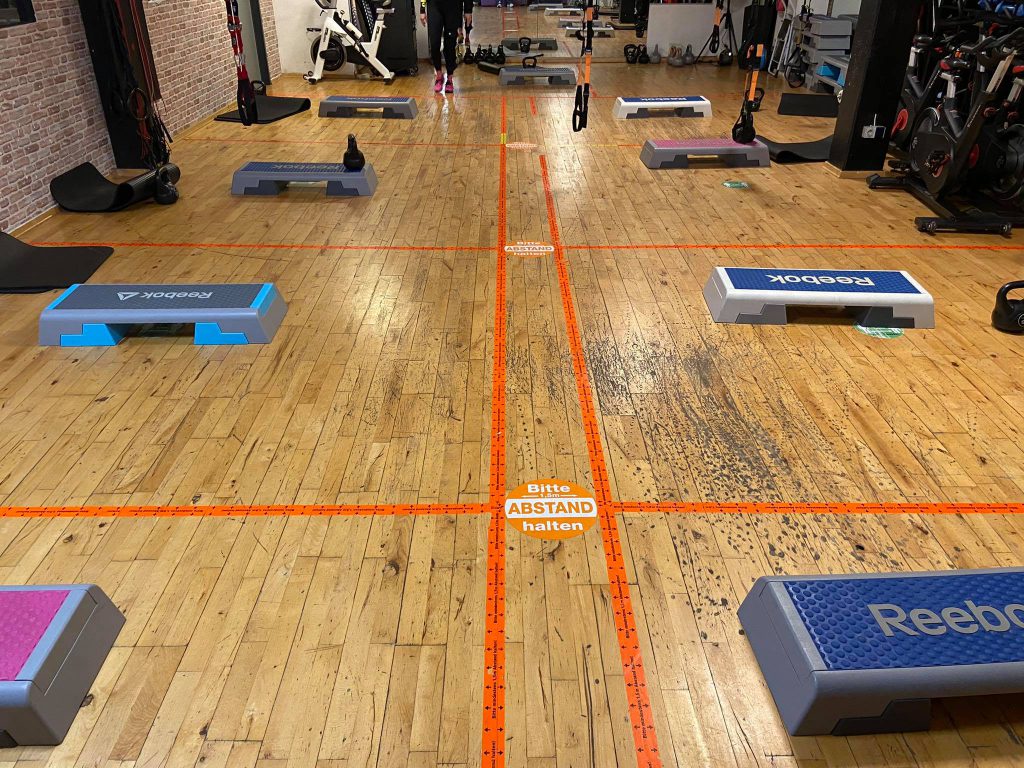 Neuling im Fitnessstudio, Kursraum