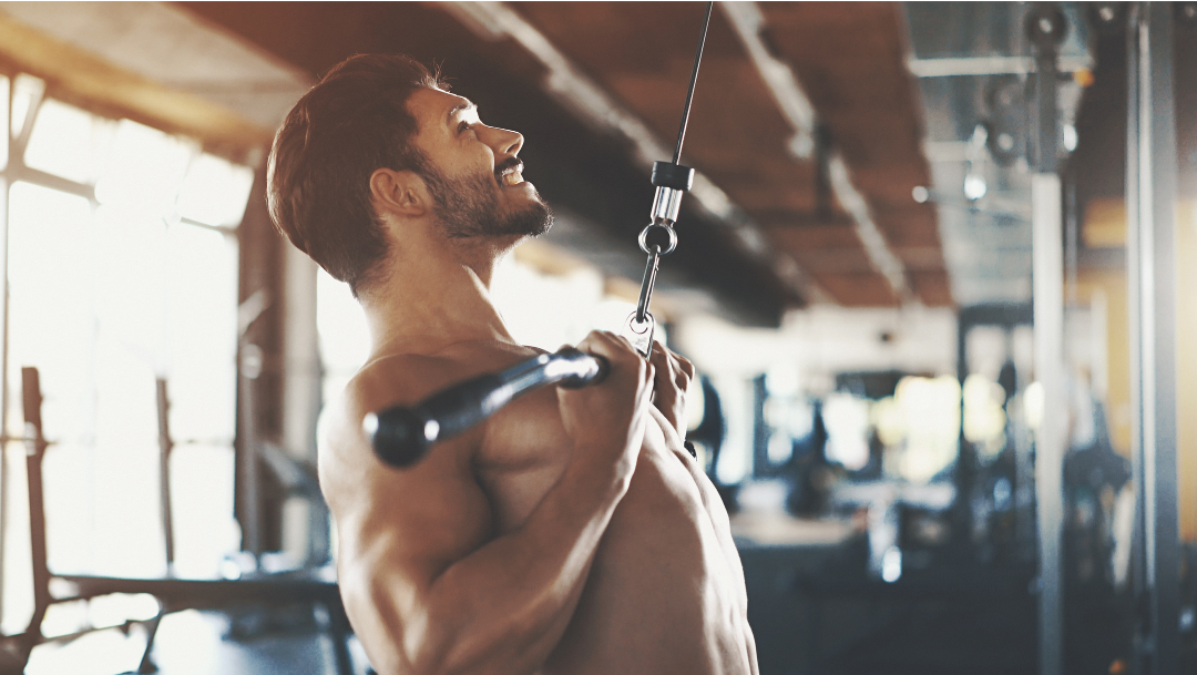 Mann im Gym macht Latzug für breites Kreuz