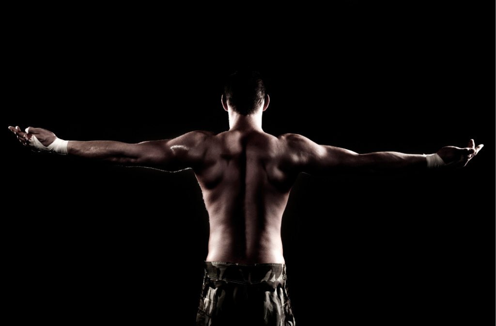 Mann zeigt sein breites Kreuz