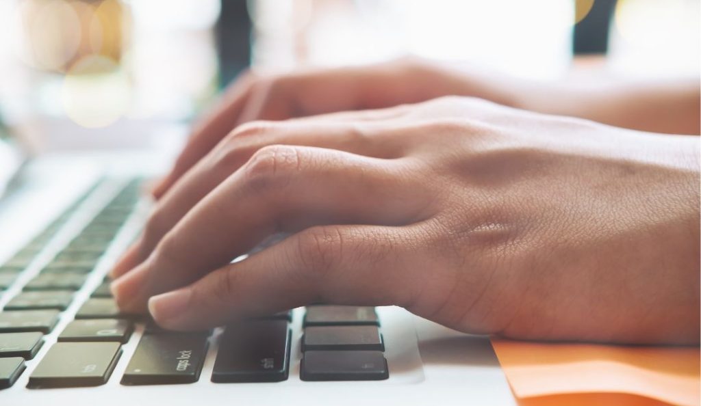 schreibende Hände auf der Tastatur symbolisch für den Fitness-Blog