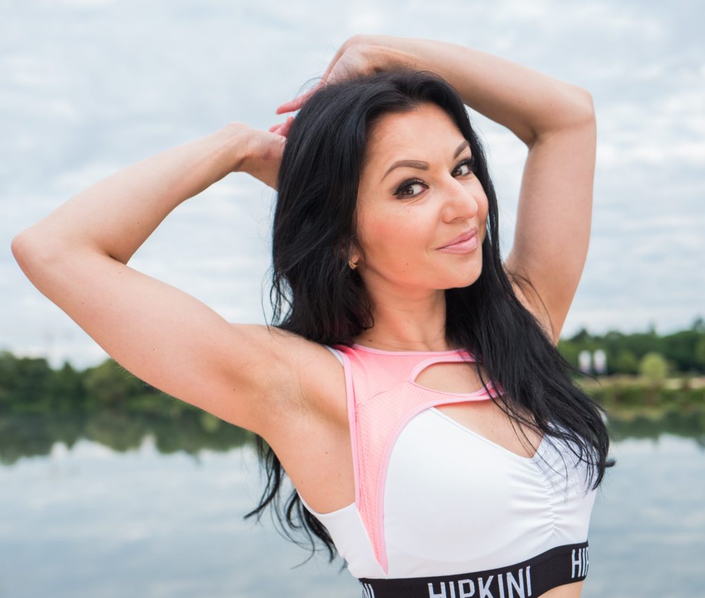 Autorin Oxana Hegel am Strand berichtet über Wechseljahre und Gewichtsschwankungen