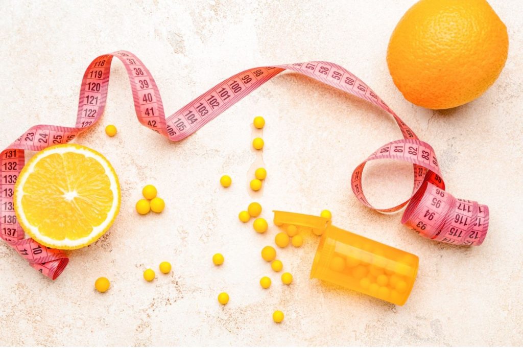 Vitamin Tabletten zum Abnehmen und Maßband