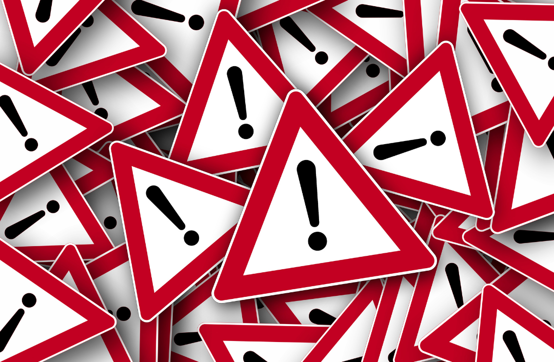 Warnschilder symbolisch für Nebenwirkungen von Wegovy