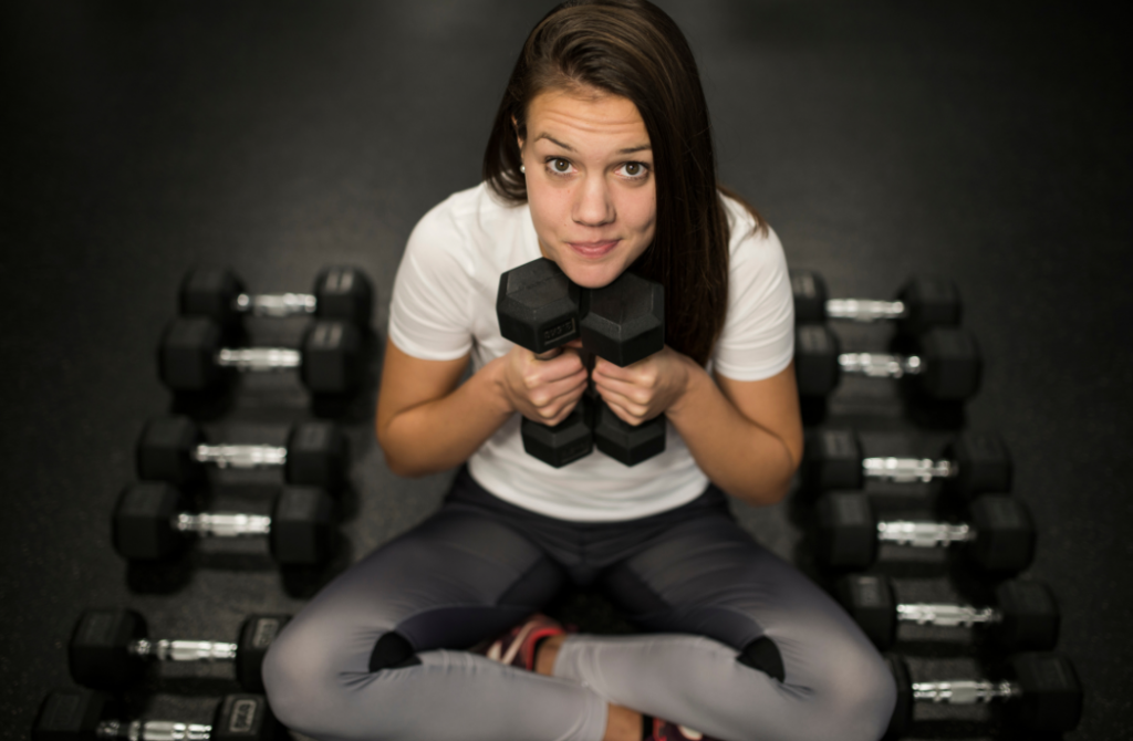 Frau mit Hanteln symbolisch für den Sporttest der Polizei in Nürnberg