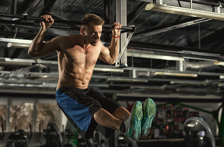 Mann macht Beinheben und trainiert damit Hüftbeuger für besseren Sex