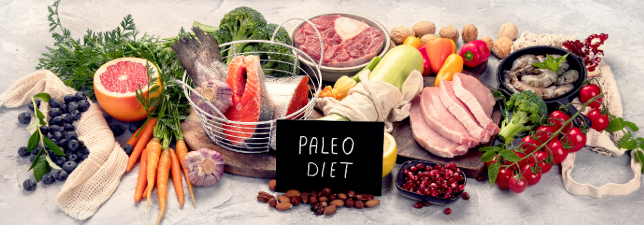 riesen Platte mit rohen Lebensmitteln für die Paleo Steinzeitdiät