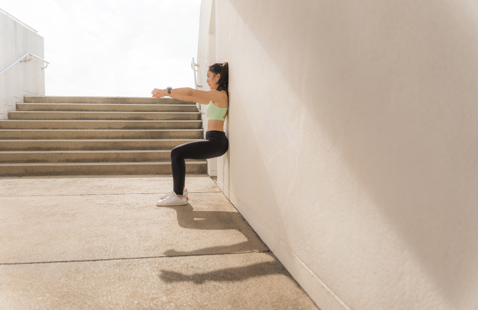 Kann man mit Wand-Pilates abnehmen - Frau bei Wand Squats