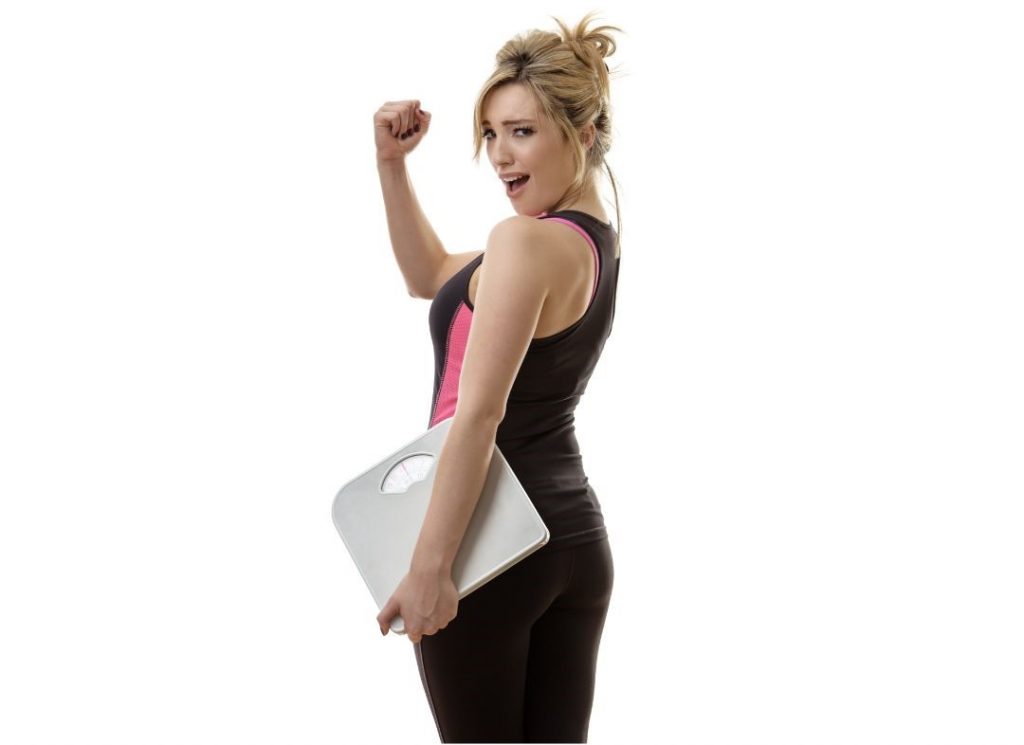 Frau mit Waage symbolisiert Abnehmen mit Zaubertrank OatZempic