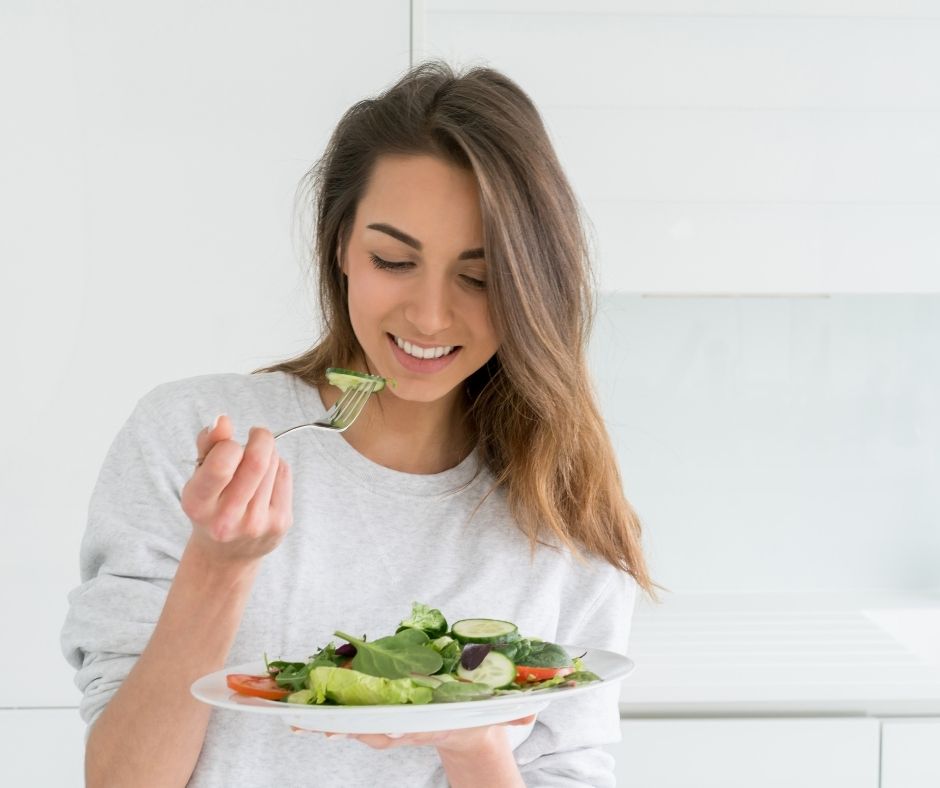 Abnehmen ohne Jojo-Effekt dargestellt von Frau mit Salatteller