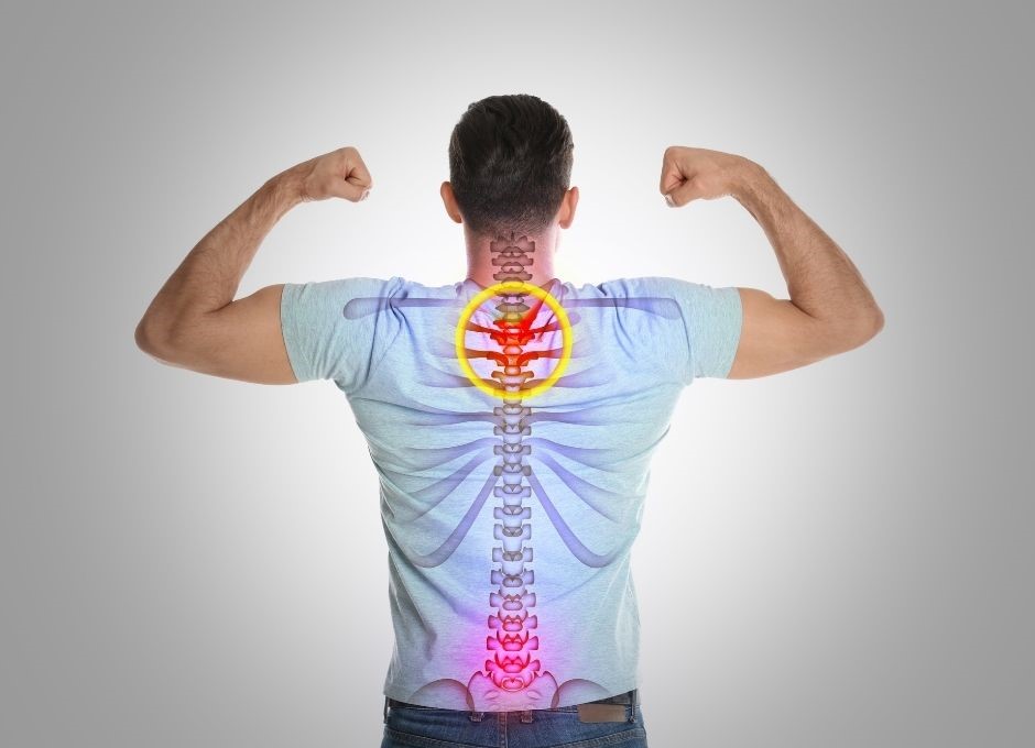 breites Kreuz dargestellt von sportlichem Mann mit gebeugten Bizeps von hinten im T-Shirt