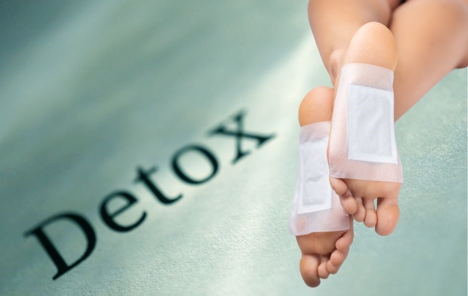 Detox-Pflaster zum Abnehmen dargestellt von Frauenfüßen mit Pflaster und Kollage