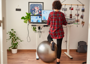 Abnehmen durch Fidgeting symbolisiert durch Frau im Home Office mit Pezzy Ball