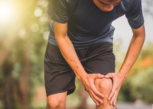 Jogger greift sich ans Knie symbolisch für die Patellasehne