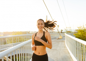 Frau joggt und kurbelt dadurch ihren Stoffwechsel an