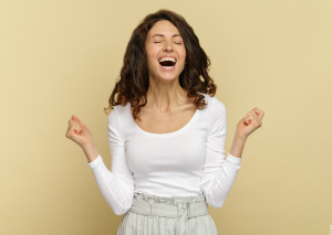 Abnehmen durch positives Mindset symbolisiert von glücklicher Frau