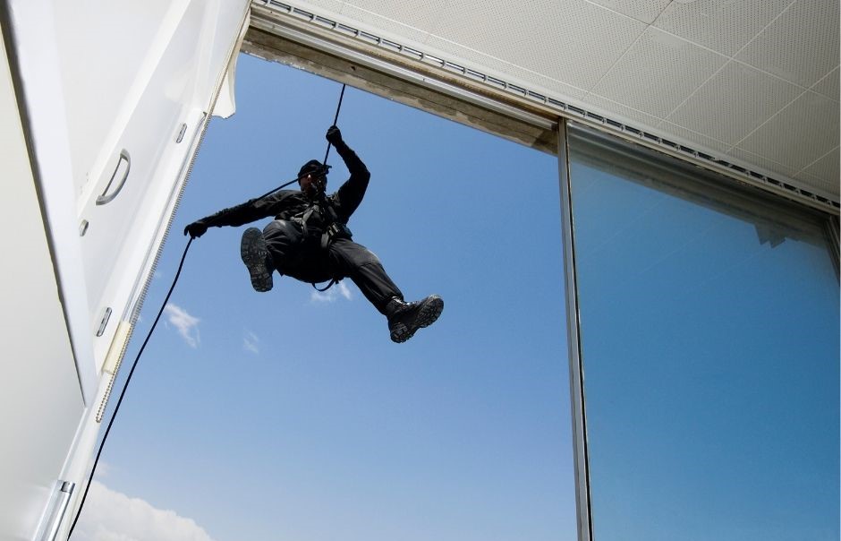 SWAT Workout dargestellt von Polizist beim Abseilen in einer Halle