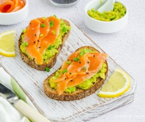 Abnehmen mit Avocado Lachs-Toast
