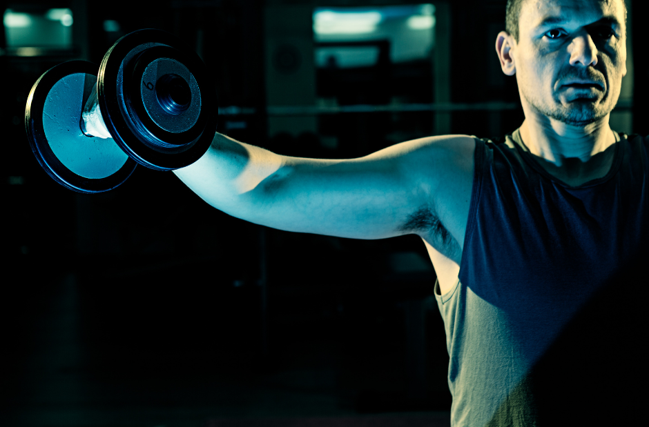 Breite Schultern durch Seitheben dargestellt von Mann mit Kurzhantel
