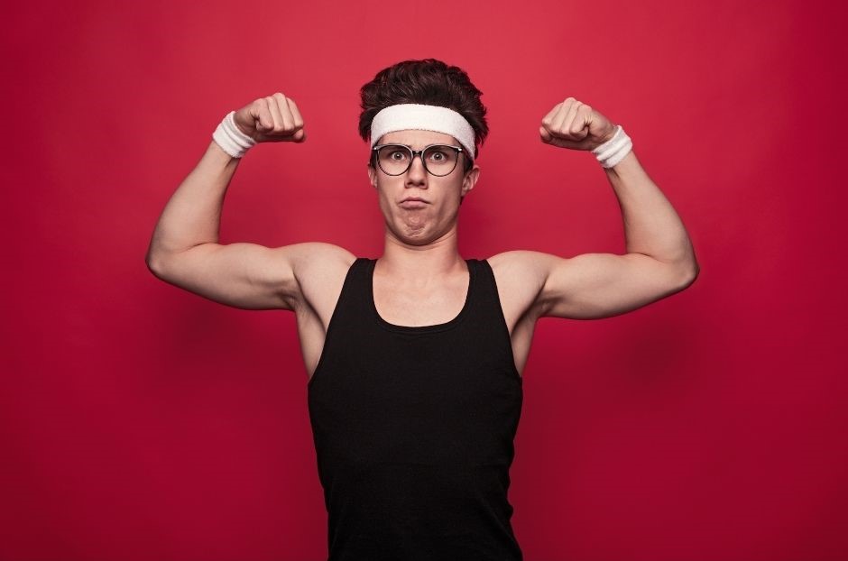 Eiweiß dargestellt von dünnem Muskelmann der Bizeps anspannt