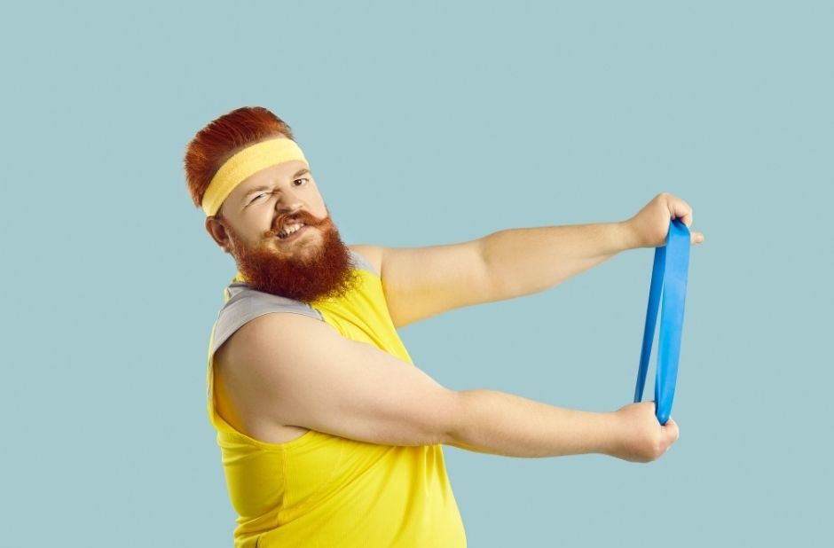 Eiweiß dargestellt von lustigem dicken Muskelmann mit Gummiband