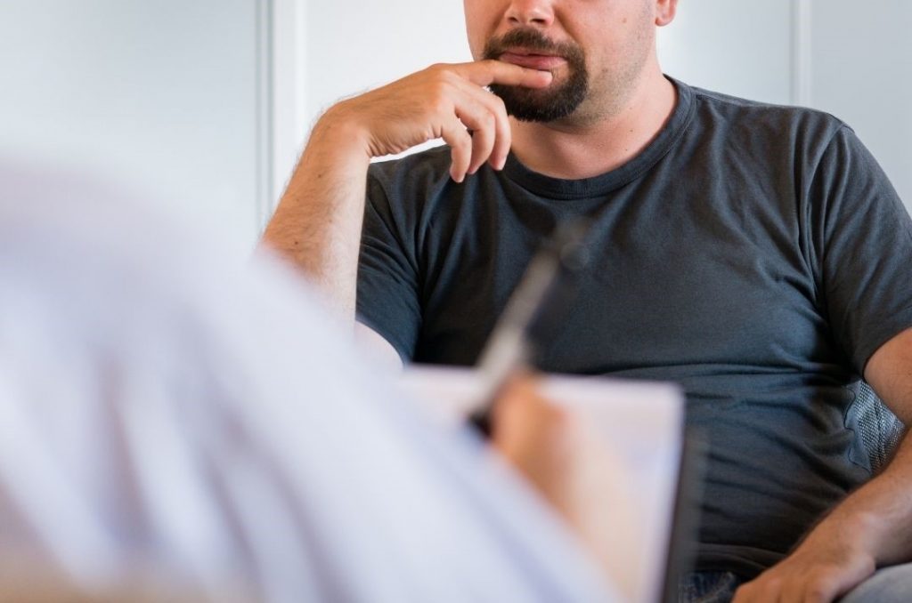 Ernährungsberatung Nürnberg dargestellt von adipösem Mann beim Beratungsgespräch