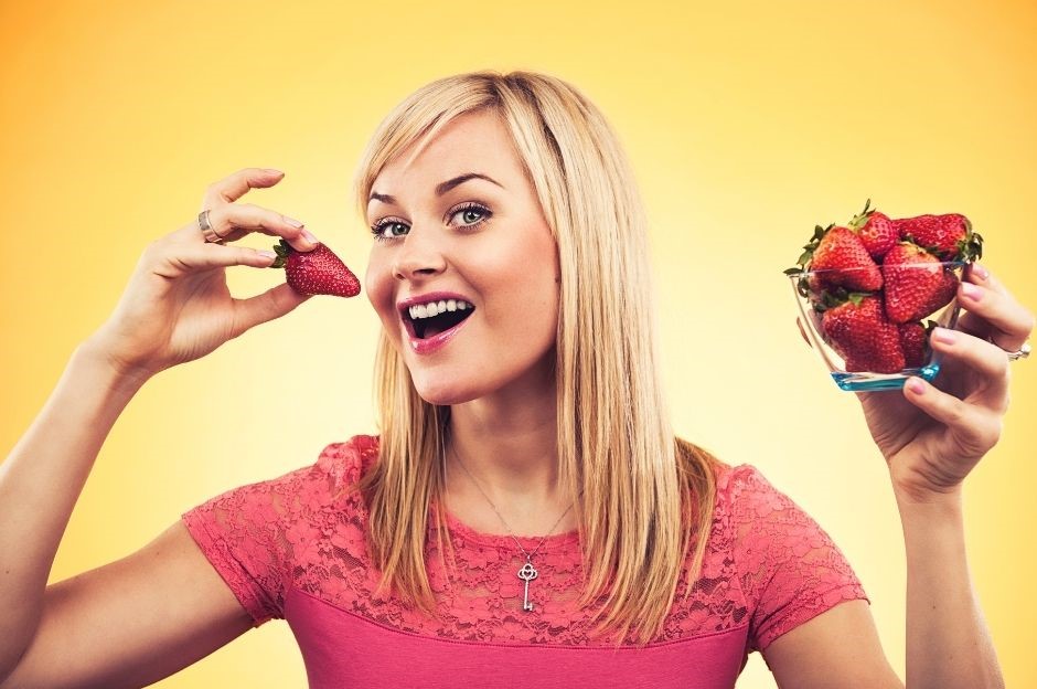 DASH-Diät dargestellt von Frau beim Erdbeeren essen