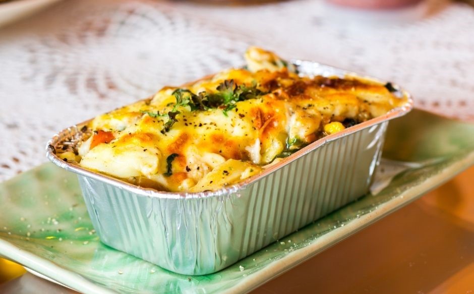 Kopfschmerzen durch falsche Ernährung dargestellt von Fertig Lasagne