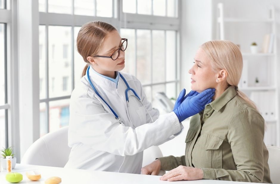 Abnehmen Frauen ab 40 dargestellt von Hormoncheck Ärztin bei Frau