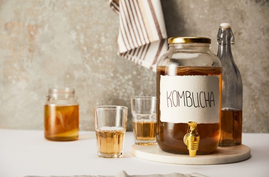 Kombucha gut für Darmgesundheit, dargestellt in Gläsern