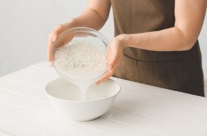 Ricezempic zum Abnehmen dargestellt von Frau mit Reiswasser