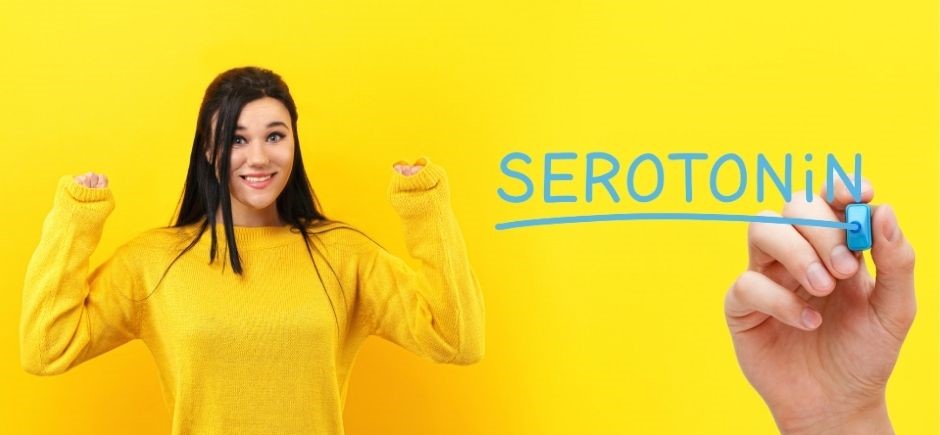 Serotonin wird im Darm produziert und ist wichtig für Darmgesundheit, dargestellt von glücklicher Frau