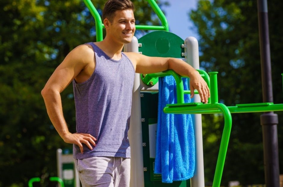 Shred-Diät dargestellt von sportlichem Mann beim Outdoor Training