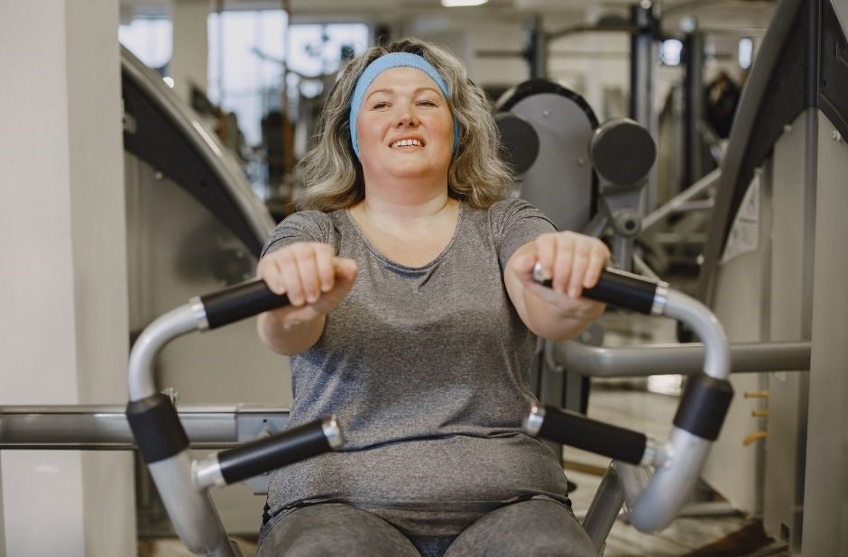 Sport ist immer eine Ozempic Alternative, dargestellt von adipöser Frau im Gym