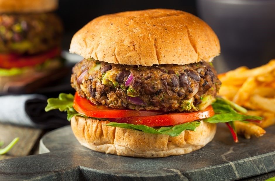 vegan abnehmen dargestellt von veganem Burger mit Pommes