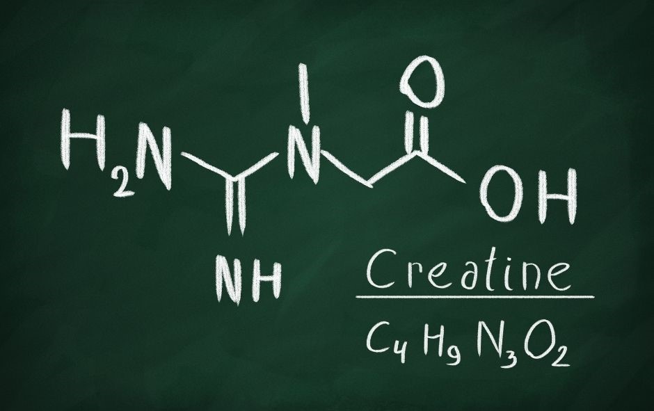 Kreatin Formel auf grüner Tafel mit Kreide geschrieben